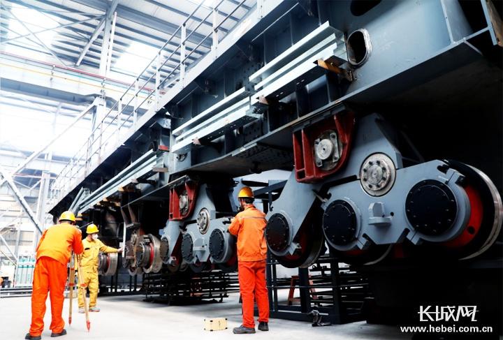 河北兴隆起重设备有限公司员工在加工制造大型冶金铸造起重机.